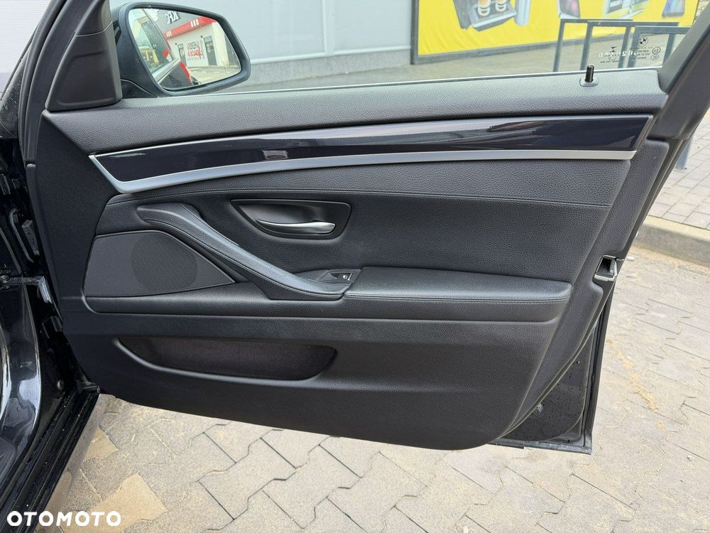 BMW Seria 5 525d Sport-Aut - 34