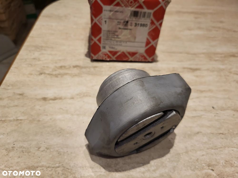 Poduszka skrzyni biegów przód L/P automatyczna/manualna AUDI A4 B5, A4 B6, A4 B7, A6 ALLROAD C6, A6 C5, A6 C6, ALLROAD C5; SKODA SUPERB I; VW PASSAT B5 1.8-4.2 10.96-08. - 4