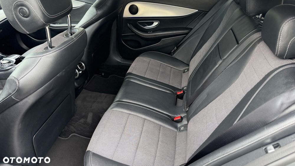 Mercedes-Benz Klasa E 220 d 4Matic 9G-TRONIC - 33