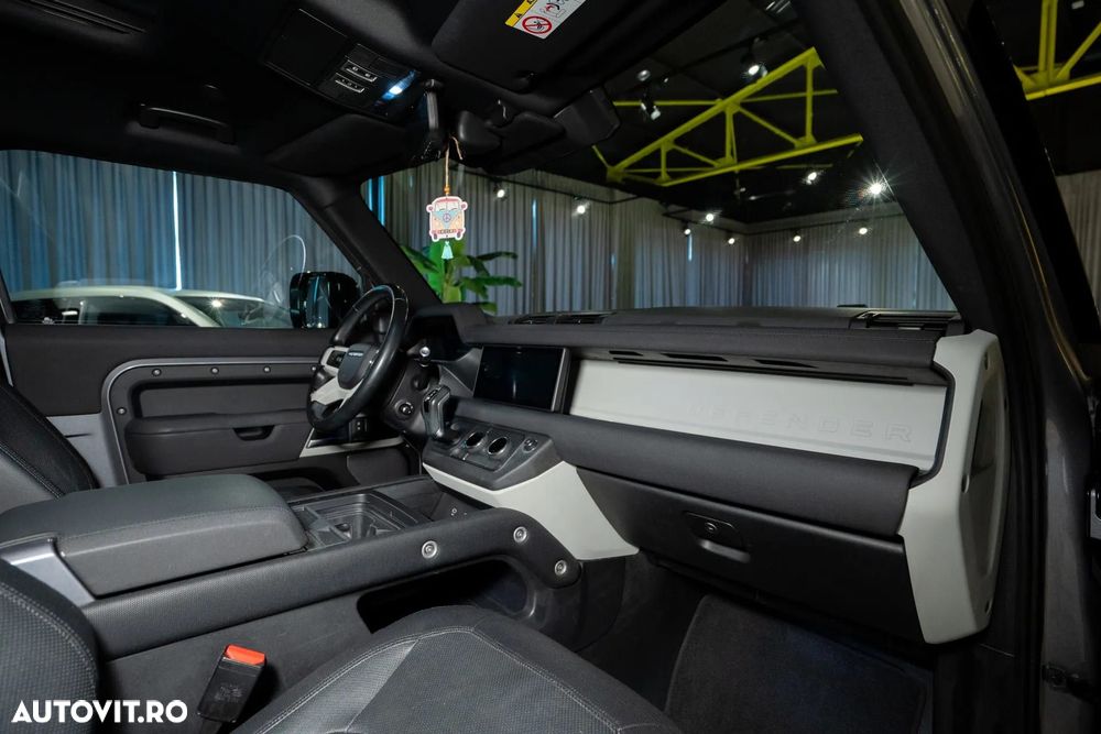 Land Rover Defender - 26