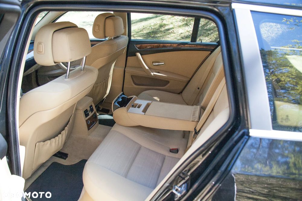 BMW Seria 5 525d - 33