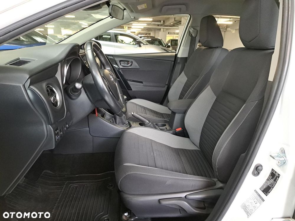 Toyota Auris - 11
