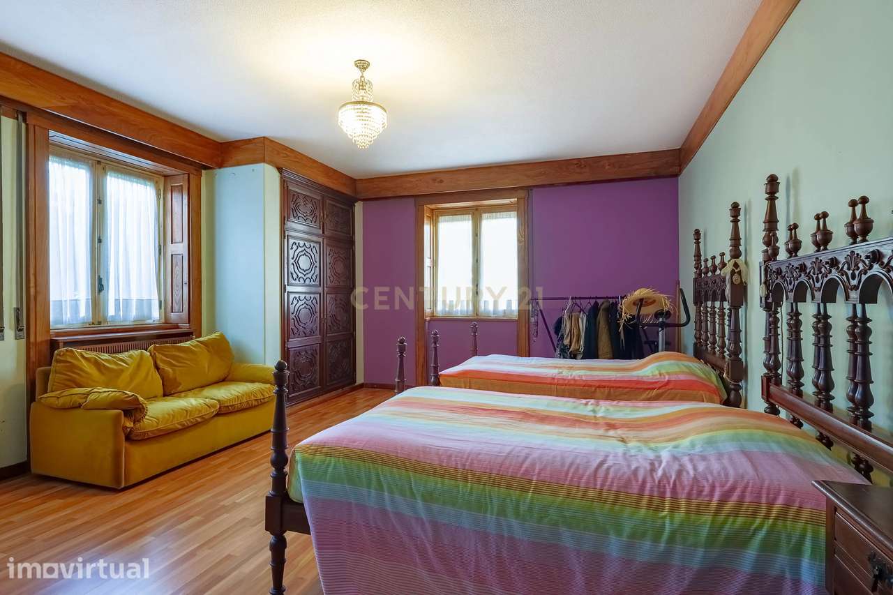 Moradia de 4 Frentes  com terreno de 2500m2  junto a igreja nova do tr - Grande imagem: 4/32