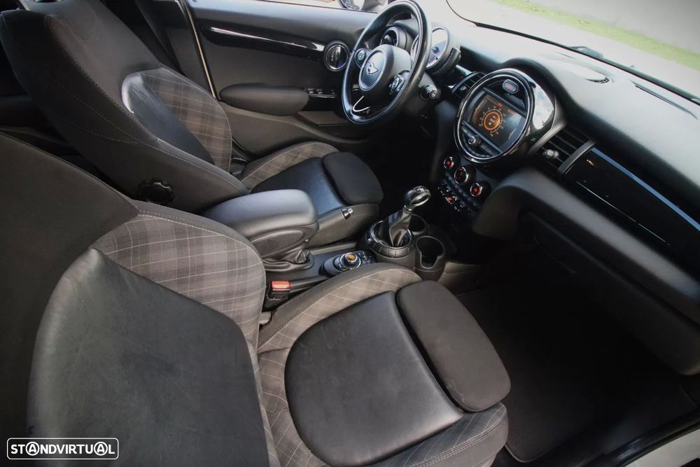 MINI 5 Portas Cooper D Auto - 24