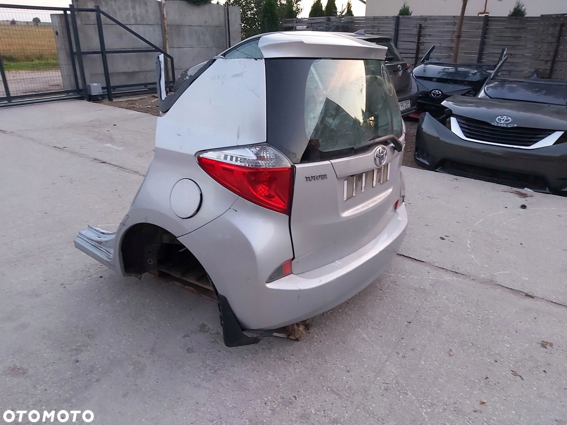 Toyota VERSO S Klapa tył pas tylny ćwiartka - 1