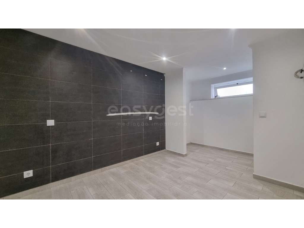 Apartamento T2 com Logradouro e Churrasqueira - Olival Basto - Grande imagem: 2/15