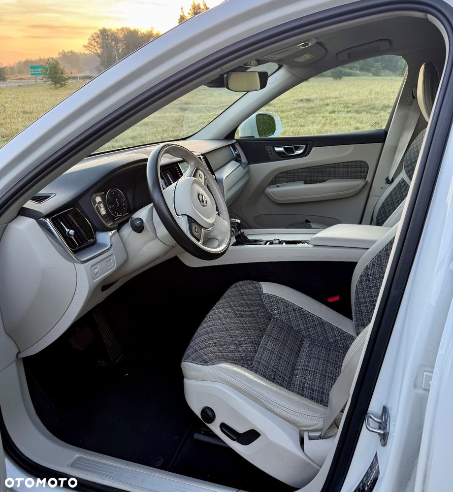 Volvo XC 60 D4 Momentum Pro - 9