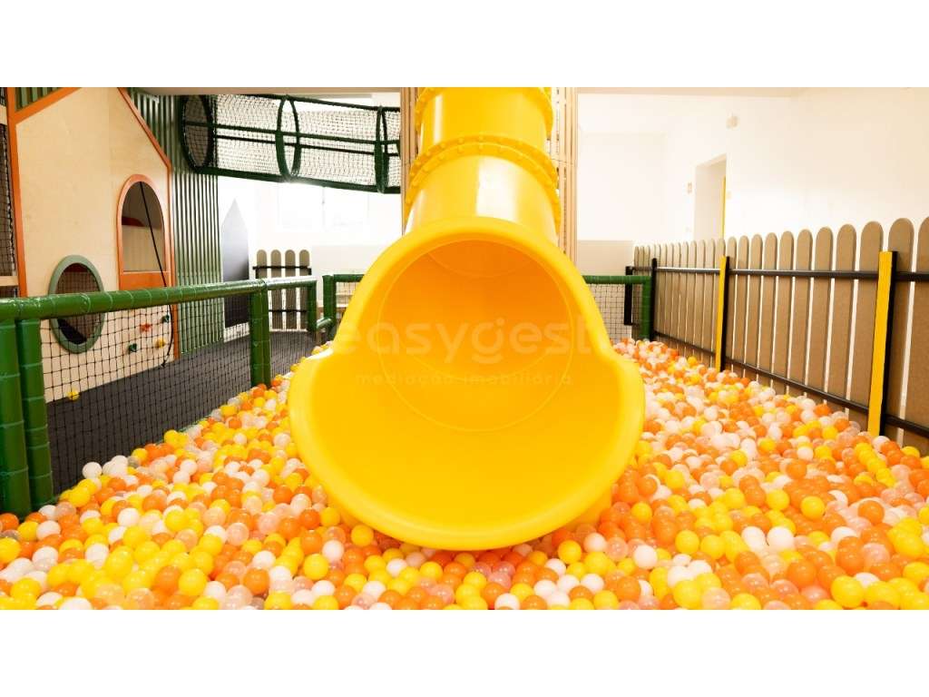 Trespasse de espaço infantil totalmente equipado no centro de Olive... - Grande imagem: 3/21