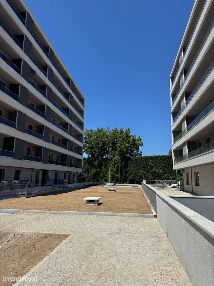 Fantástico T1 com varanda, lugar de garagem com vista para o S. João - Grande imagem: 2/13