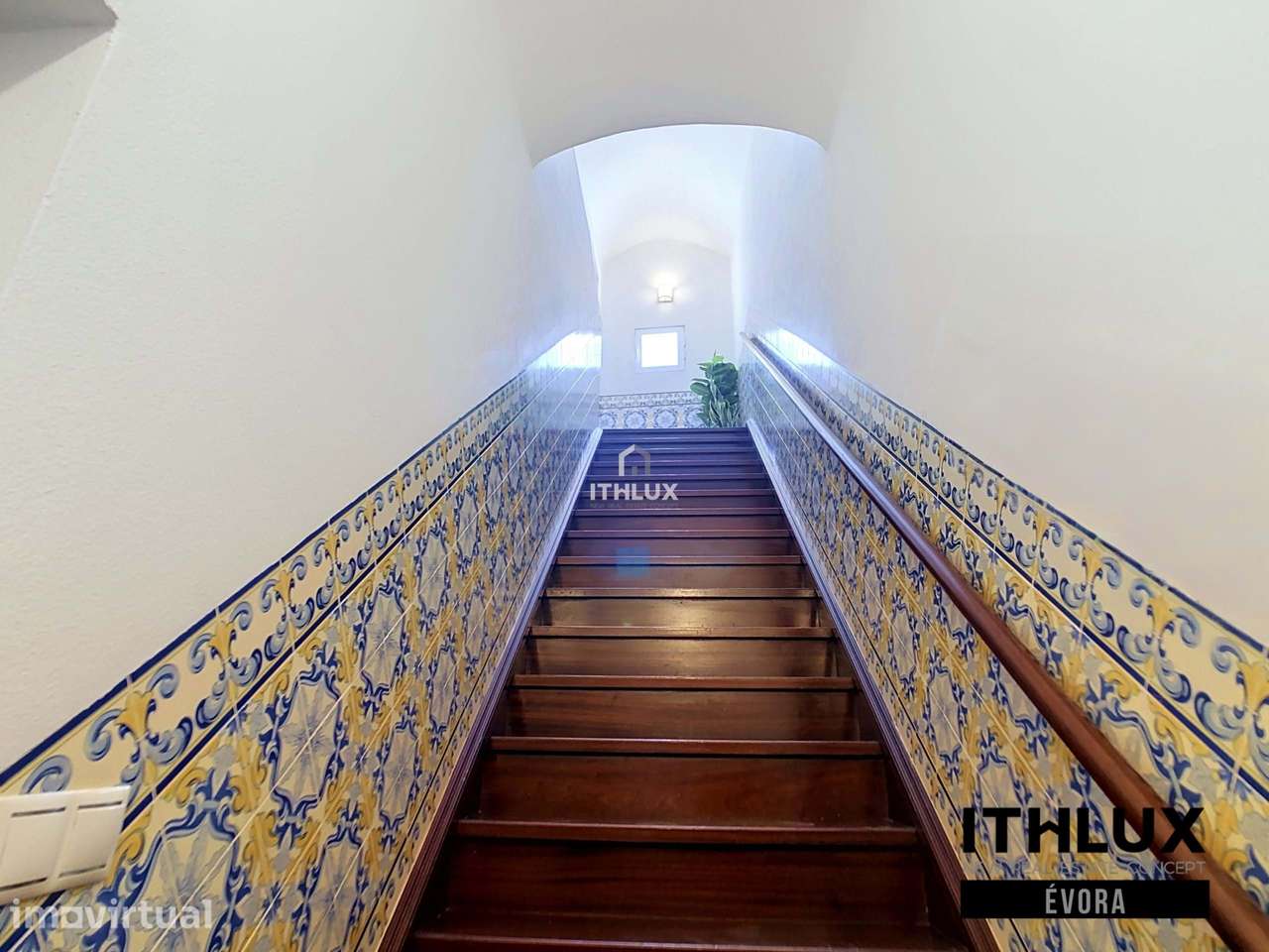 Moradia T4 com garagem e amplo quintal privado no Centro Histórico de - Grande imagem: 4/32