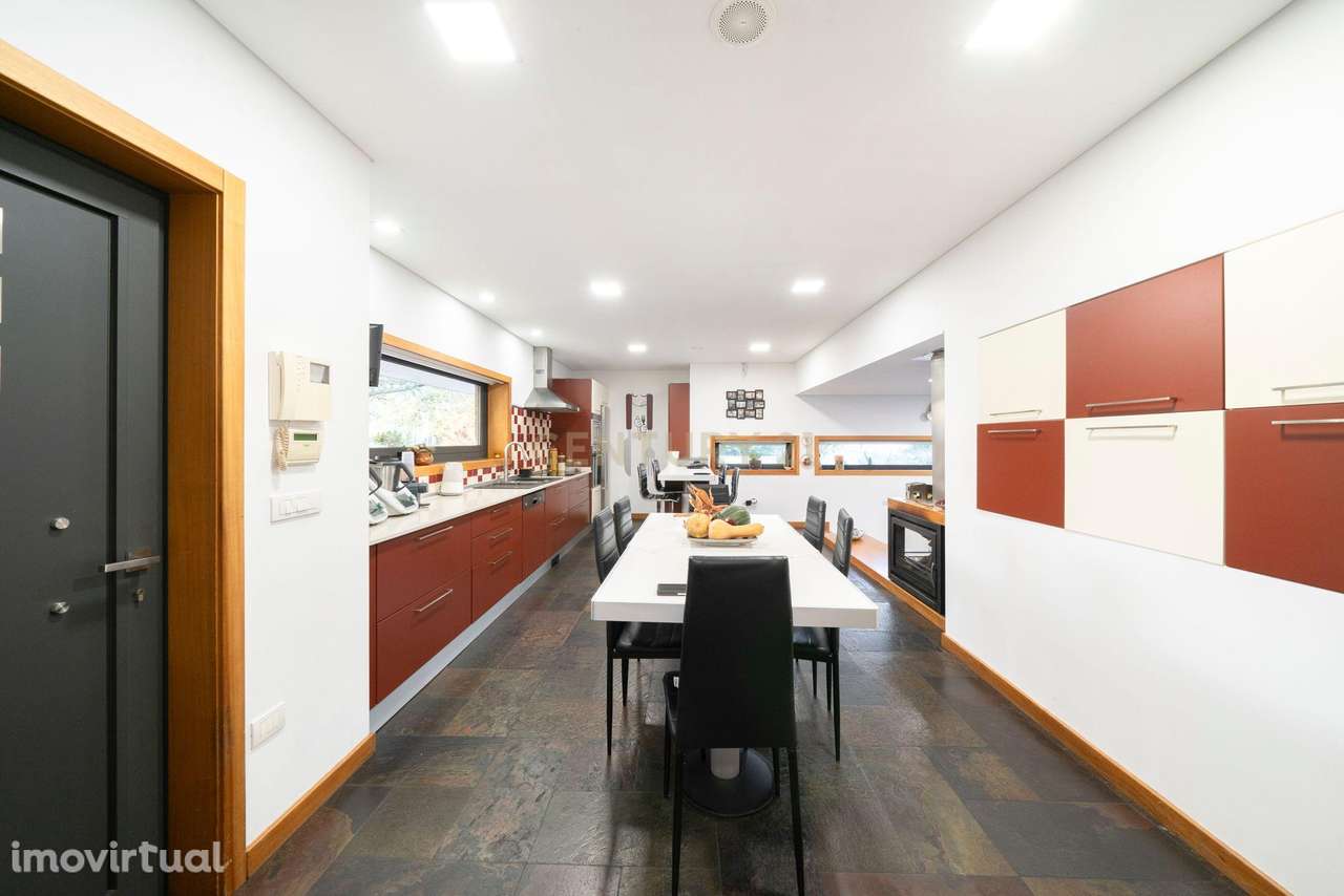 Moradia T4+2 Arquitetura Moderna com Garagem e Anexos | Oliveira de Az - Grande imagem: 2/57