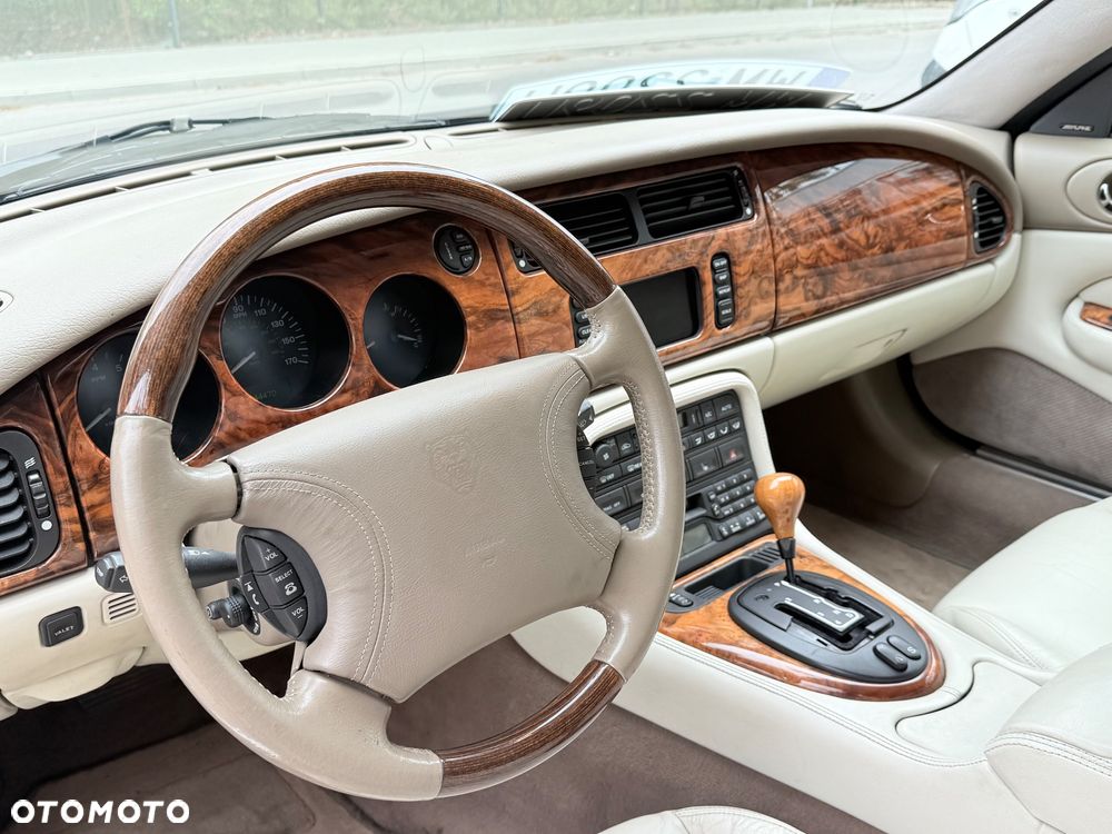 Jaguar XK8 - 28