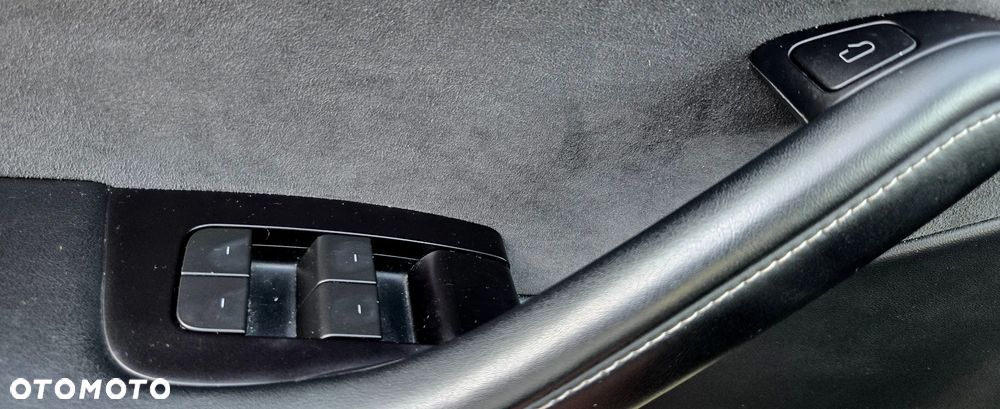 Tesla Model Y Long Range Dual Motor AWD - 28