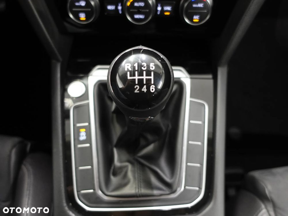 Volkswagen Passat - 30