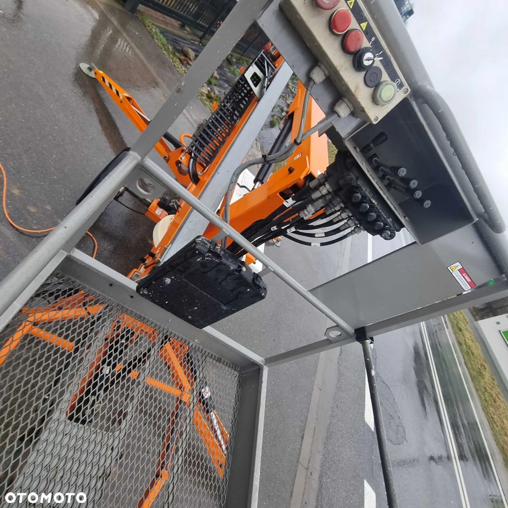 Nifty 120TAC Zwyżka koszowa 12 metrów Podnośnik HDS. jak nówka z salonu. 2016 rok. PRĄD 230v. 4 sekcje sterowania na dole. Nowy model! Z komuny Norweskiej. Używana była 1 raz do roku. Serwisowana w DEKRA do końca OKAZJA. Zwyżka Obrotowa. Poziomowanie kosza. Pełna Hydraulika. Sterowanie góra dół! Wysuwane ramie. Wieniec tryby zero zużycia! Ani deka luzów i wycieków.  Mała lekk i zwinna zwyżka o potężnym zasięgu. OKAZJA TANIO - 40