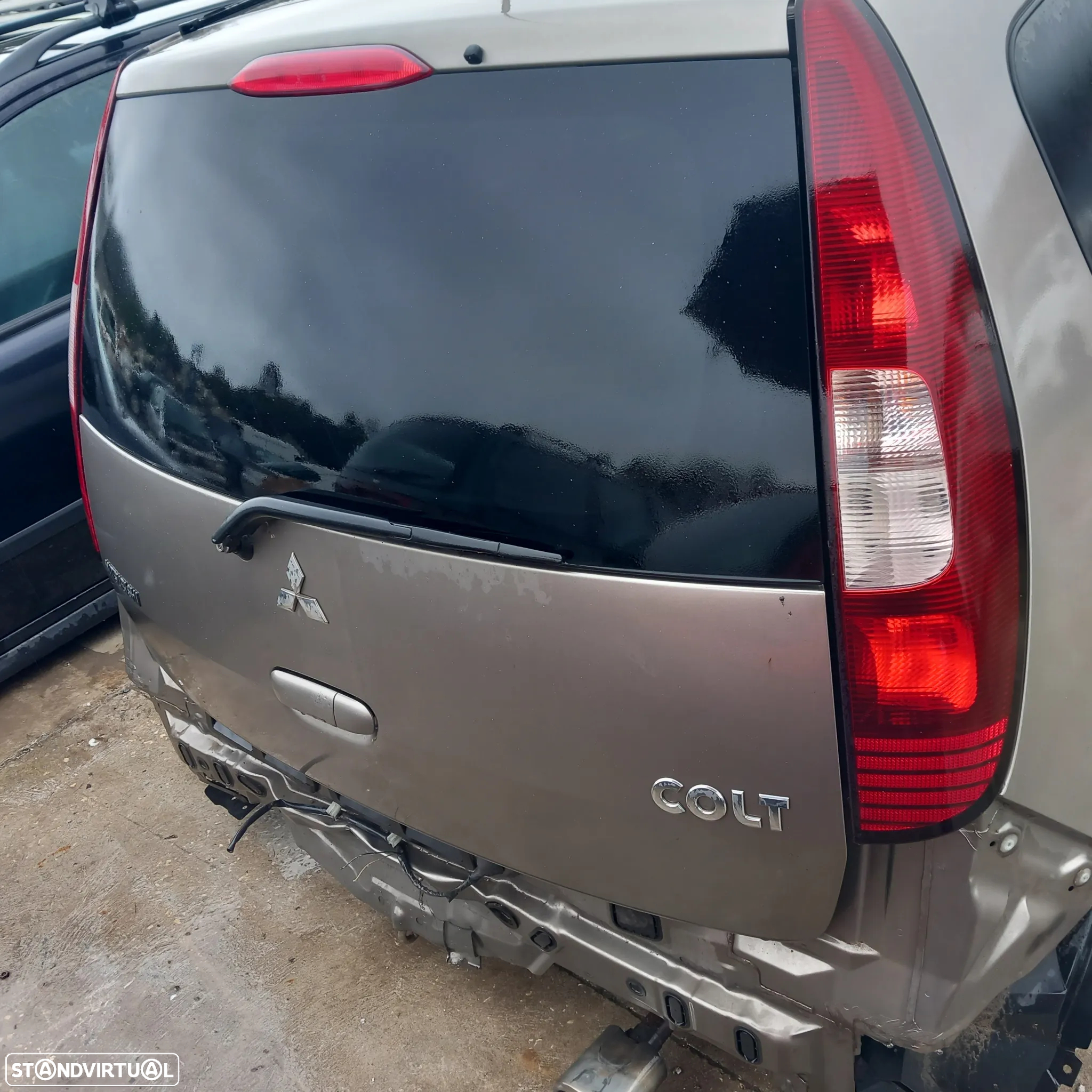 Farol tras lado passageiro mitsubishi colt c30 - 2