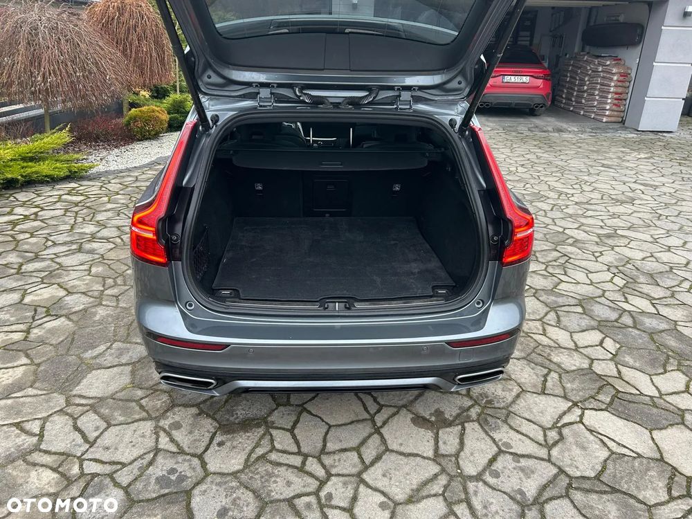 Volvo V60 T8 AWD Plug-In Hybrid R-Design - 3