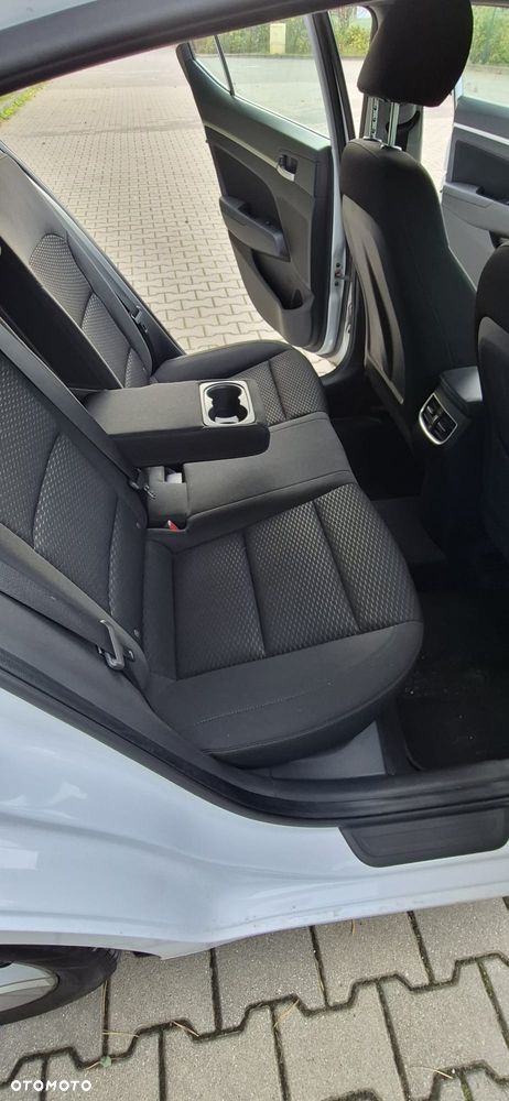 Hyundai Elantra 1.6 Comfort Premiere - 18