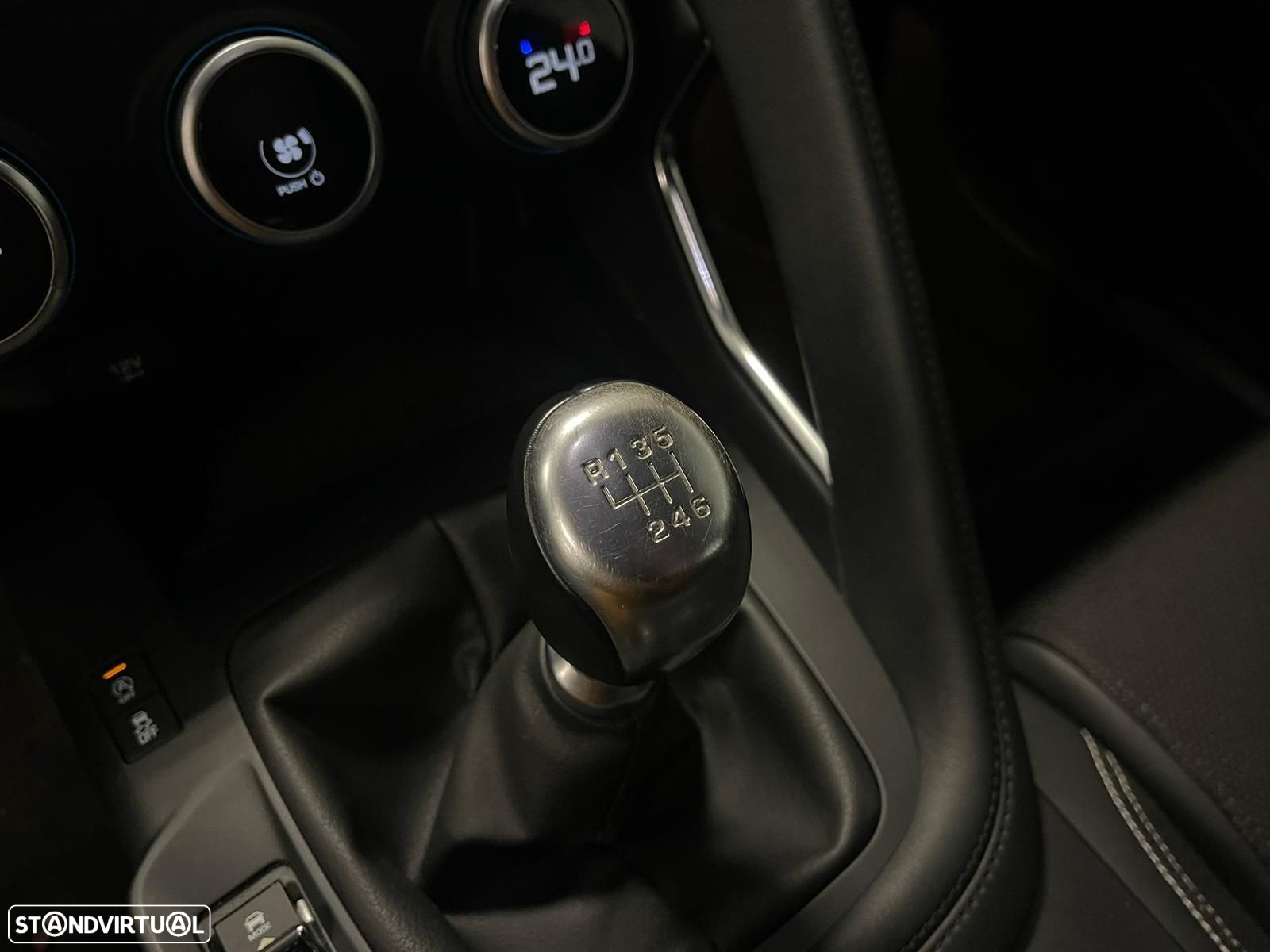 Jaguar E-Pace 2.0 i4D R-Dynamic - 28