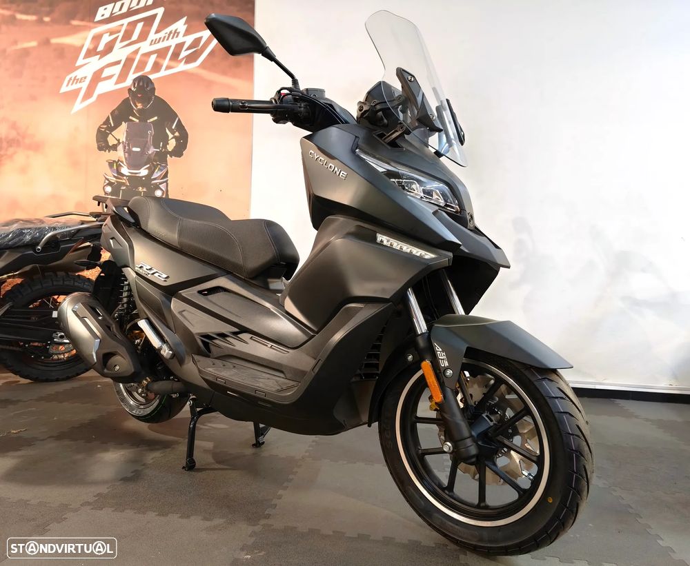 Cyclone RT2 300 Maxi Scooter Nova - 1