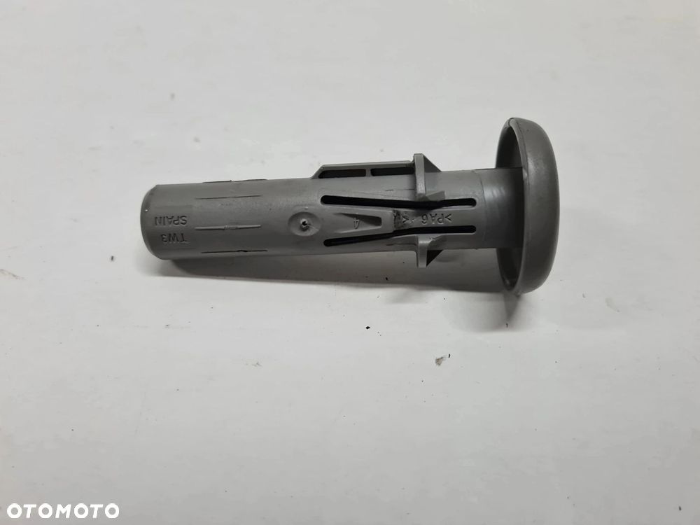 VW T5 mocowanie blokada zagłówka fotela SZARA 7E0881920 - 1