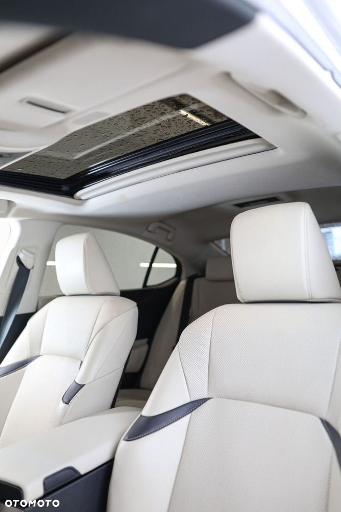 Lexus ES 300h Business Edition - 16