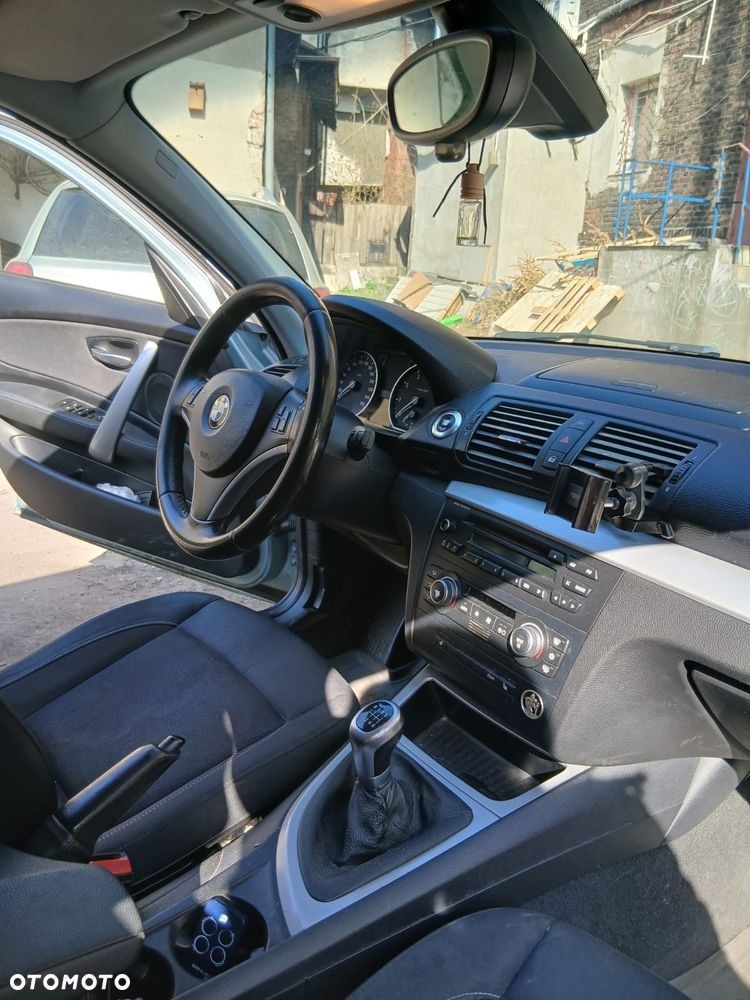 BMW Seria 1 120I 2008 photo 2