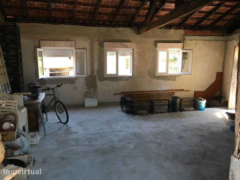 Casa já com placa, escada em betão e janelas novas (Monção) - Grande imagem: 4/8