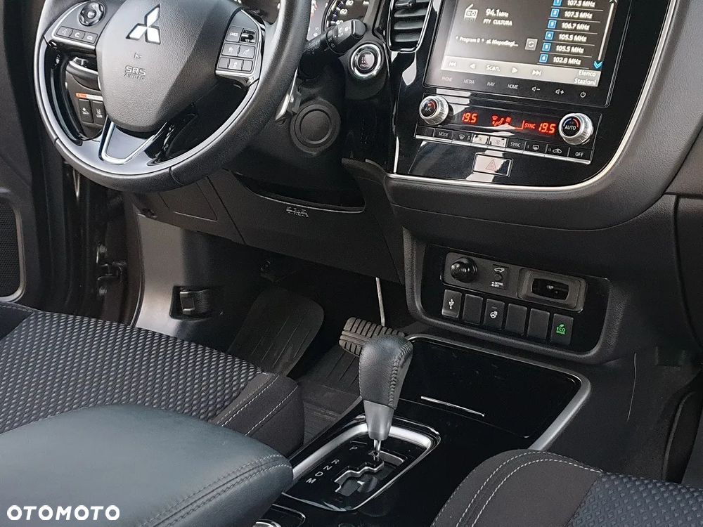 Mitsubishi Outlander 2.0 Instyle Navi 4WD CVT - 31