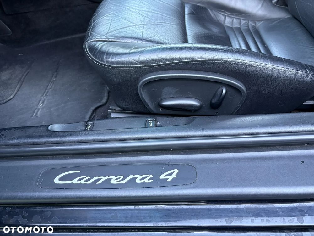 Porsche 911 Carrera 4 - 15