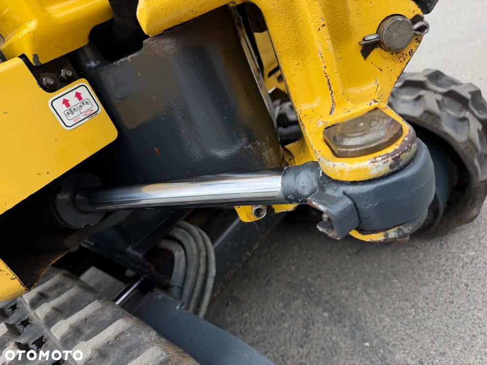 Yanmar SV08-1AS Japońska Minikoparka Gąsienicowa. Koparka 1,1 tony. Maszyna jak Nowa. 2017rok. Pochodzi z Norweskiego Gospodarstwa Ogrodniczego! 2 Rozsuwane Podwozie. Dokumentacja. Dodatkowe sekscje Hydrauliczne na młot lub wiertnice. Ani deka luzów czy wycieków. Szybkozłącze. Skrętne ramię. OKAZJA Zadbana Maszyna! Bardzo oszczędny silnik Yanmar. Mocne pompy Hydrauliczne!! 851mtg. Ani deka luzów czy wycieków, Aktualna Dekra. Po serwisach! - 4