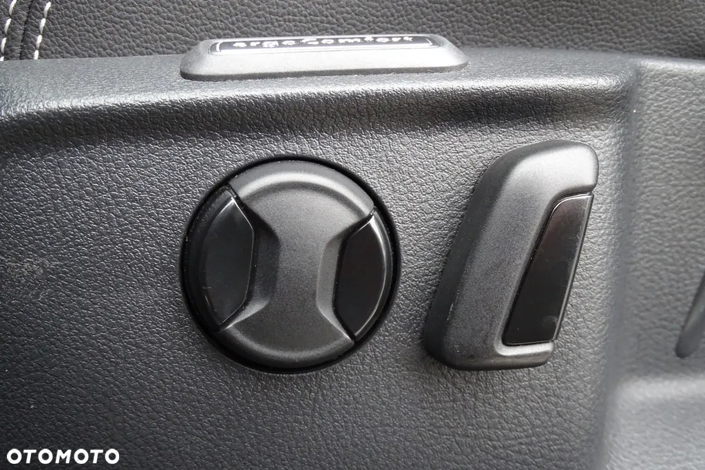 Volkswagen Passat Variant 2.0 TDI SCR DSG 4Motion Elegance - 24