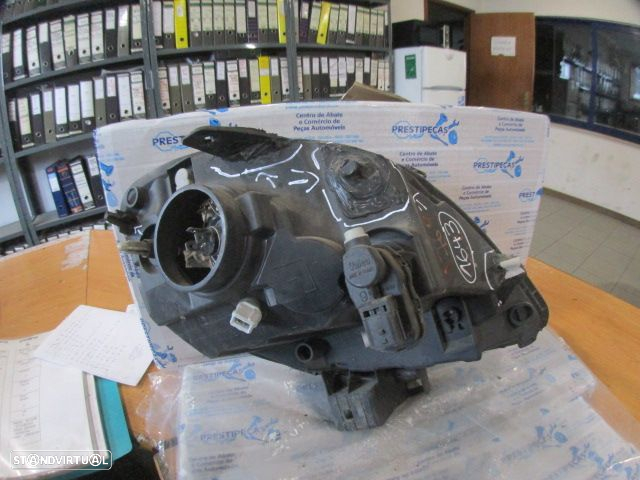 Farol 8200589032 RENAULT KANGOO 1 FASE 2  2007 1.5DCI 70CV 4P BRANCA ESQ H4 VALEO Danificado - 2