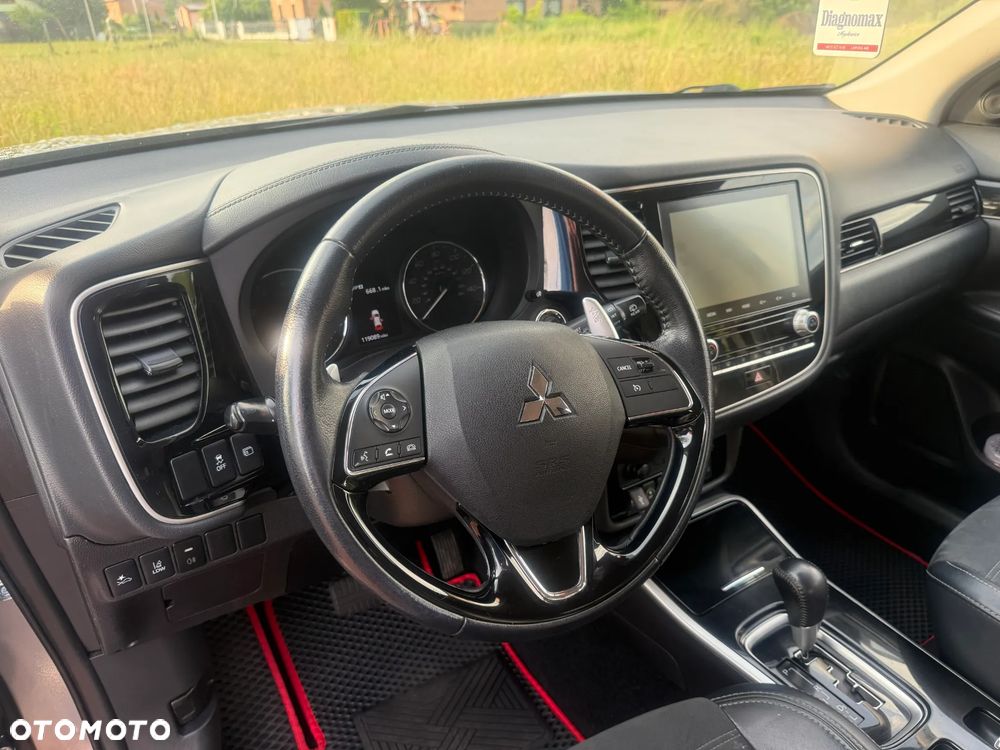 Mitsubishi Outlander - 11