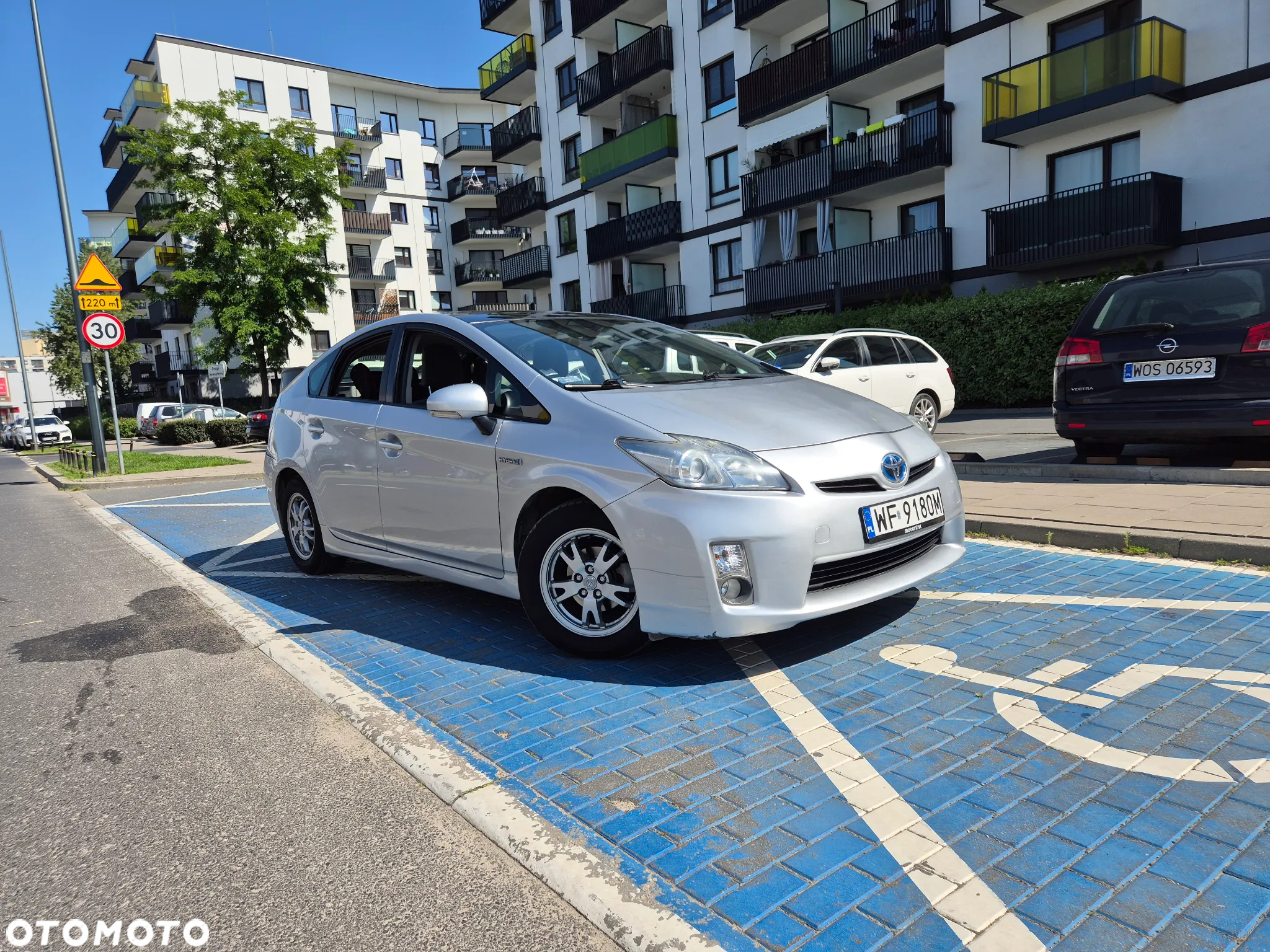 Toyota Prius (Hybrid) - 2