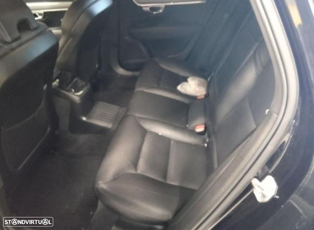 Volvo V90 2.0 T8 Momentum AWD Geartronic - 4