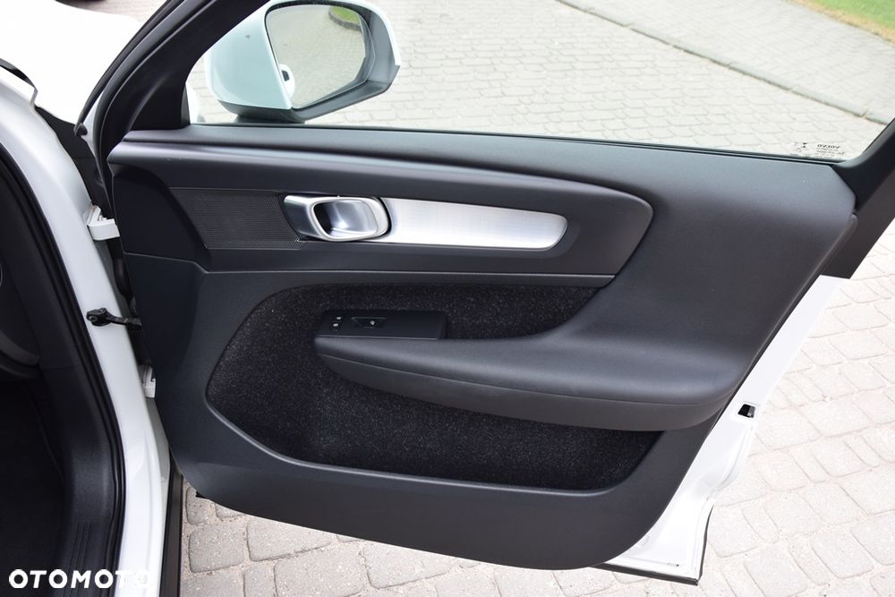 Volvo XC 40 T3 Geartronic Momentum Pro - 30