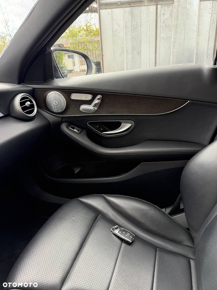 Mercedes-Benz Klasa C 300 4Matic 9G-TRONIC AMG Line - 36