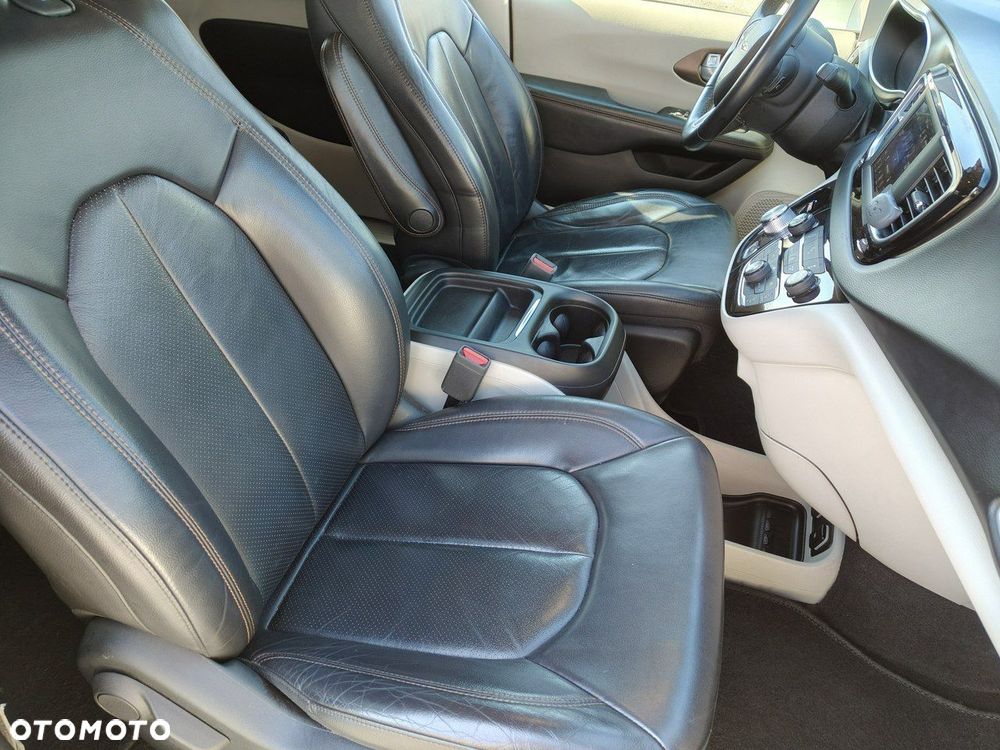 Chrysler Pacifica - 16