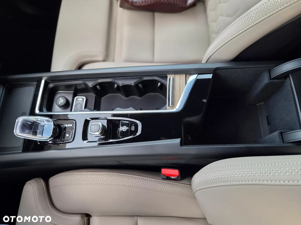 Volvo XC 60 B5 B AWD Plus Dark - 18