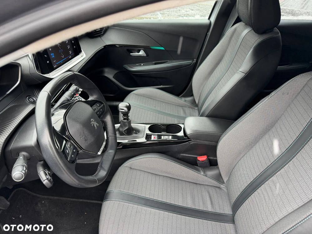 Peugeot 208 - 12