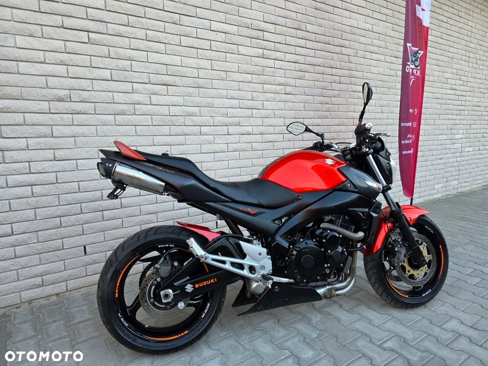 Suzuki GSR - 11