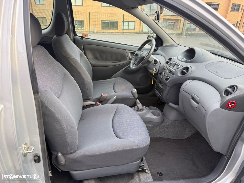 Toyota Yaris 1.0 Base C/Radio - 12