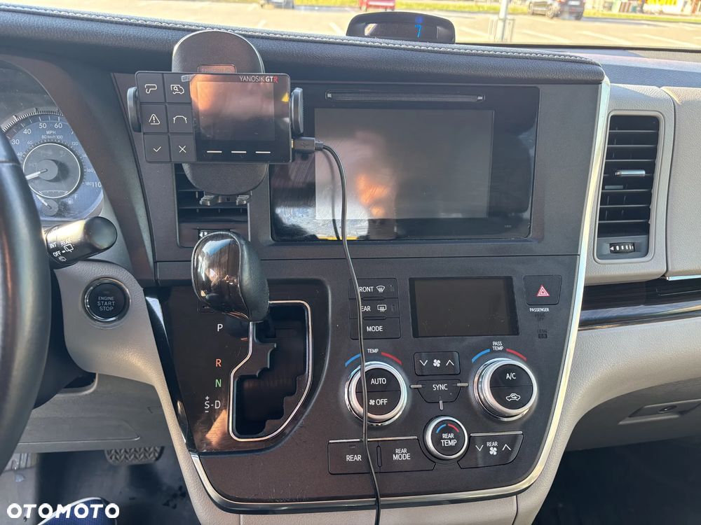 Toyota Sienna 3.5 V6 - 13