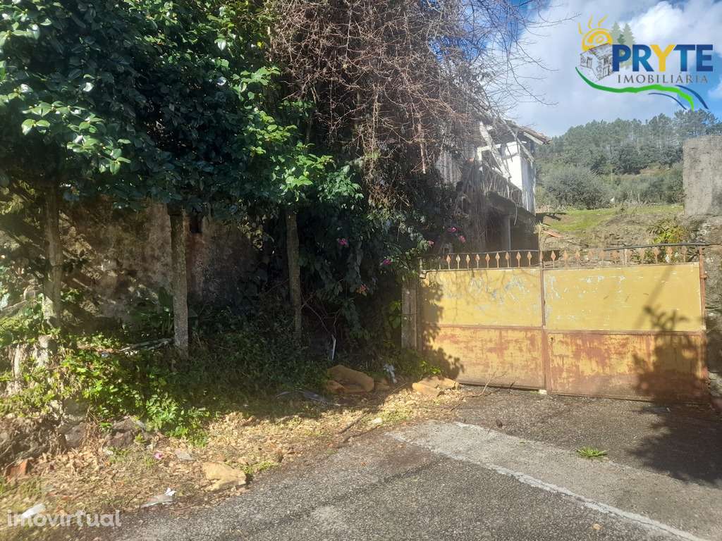 Prédio urbano em Corujeiro composto por três artigos urbanos em ruínas - Grande imagem: 3/21