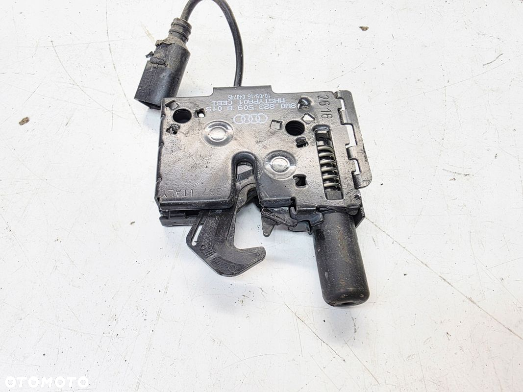 ZAMEK RYGIEL MASKI Z PASA PRZEDNIEGO AUDI A4 B9 8W0823509B - 3