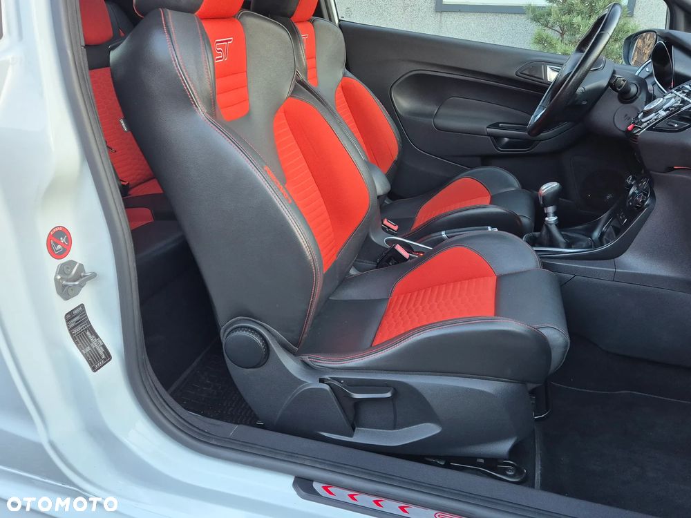 Ford Fiesta 1.6 EcoBoost mit Leder-Sport-Paket ST - 16