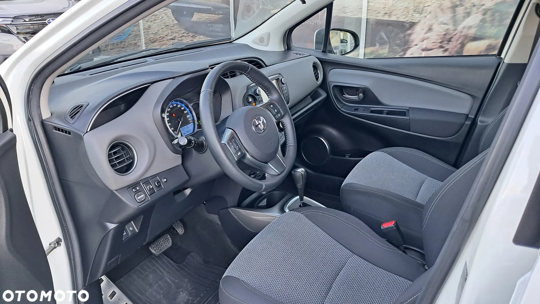 Toyota Yaris Hybrid 100 Premium EU6 - 5
