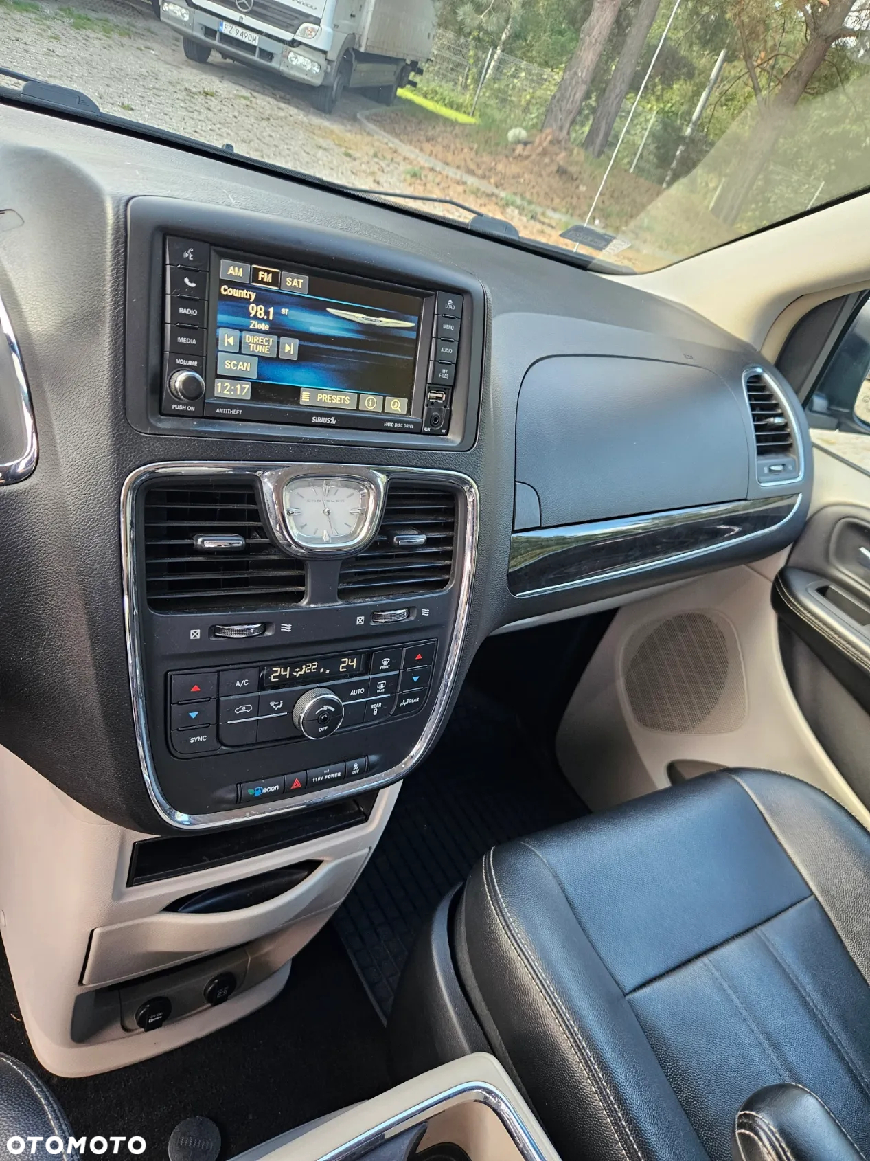 Chrysler Town & Country - 6