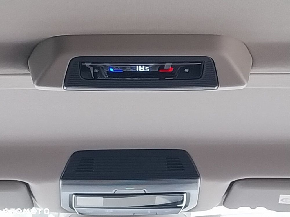 Volkswagen multivan Multivan Style L2 silnik: 2,0 l TDI SCR 110 kW / skrzynia biegów: 7-biegowa DSG rozstaw osi: 3124 mm - 12